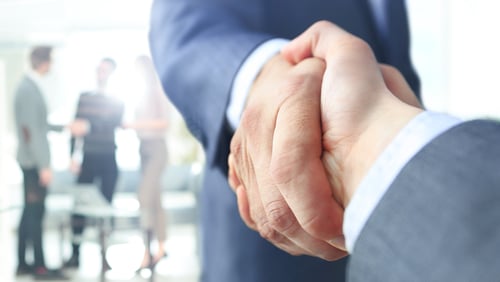 shutterstock_526861459 (1) business handshake